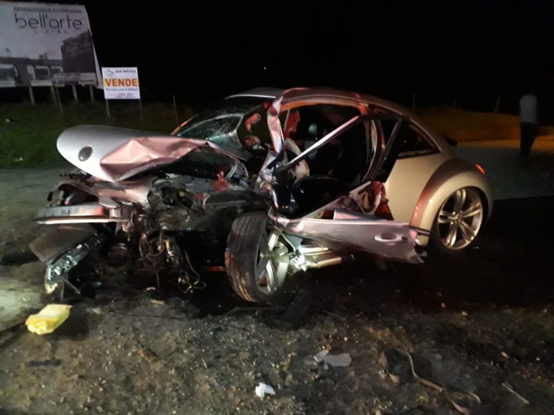 Dois ve&iacute;culos bateram de frente na madrugada desta segunda-feira (17) – Foto: Corpo de Bombeiros/Divulga&ccedil;&atilde;o/ND