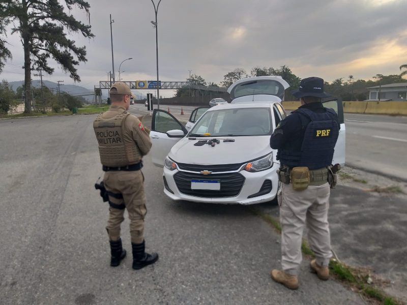 Suspeitos foram encontrados em um carro na BR-101 e foram levados at&eacute; a delegacia nesta segunda-feira (17) – Foto: Pol&iacute;cia Militar/Divulga&ccedil;&atilde;o/ND