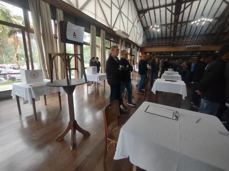 Trabalhadores aprovaram proposta da empresa nesta ter&ccedil;a-feira (11) em assembleia para discutir futuro das opera&ccedil;&otilde;es da gigante t&ecirc;xtil em Blumenau – Foto: Franciele Cardoso/NDTV