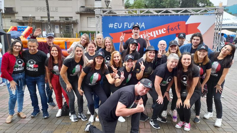 A equipe do Passinho Flashback j&aacute; passou pelo palco – Foto: NDTV