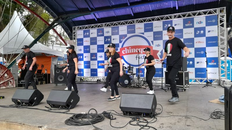 A equipe do Passinho Flashback j&aacute; agitou o palco e a festa – Foto: NDTV