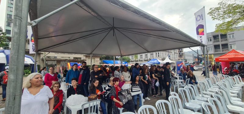 Pessoas se re&uacute;nem em frente ao palco – Foto: NDTV