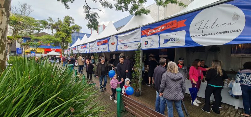 Movimento mesmo com um pouco de chuva – Foto: Vamos Confira fotos da 2&ordf; Chineque Fest que movimenta Joinville neste s&aacute;bado (24)