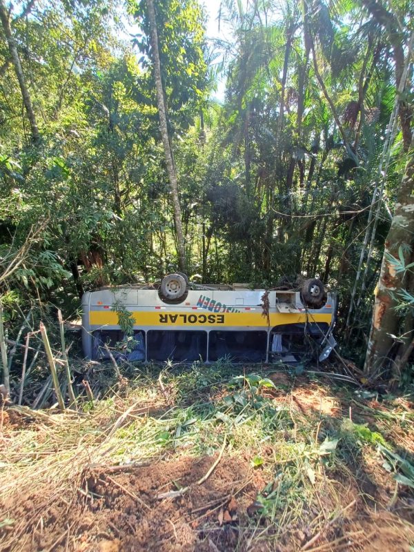 Alunos ficam feridos ap&oacute;s van escolar capotar em estrada de Benedito Novo – Foto: Bombeiros Militar/Reprodu&ccedil;&atilde;o ND