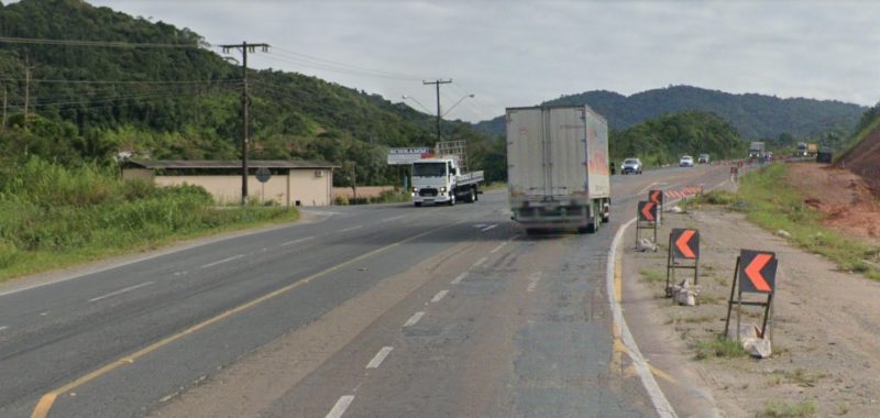 Motoristas que queiram entrar no trecho asfaltado da rua Vidal Fl&aacute;vio Dias ter&atilde;o que fazer retorno em viaduto – Foto: Arquivo/Google Street View/Divulga&ccedil;&atilde;o/ND