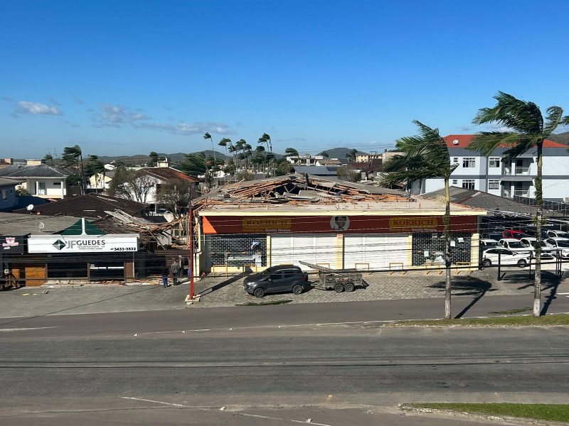 Queda de telhas em com&eacute;rcios de Garuva – Foto: Felipe Bambace/NDTV