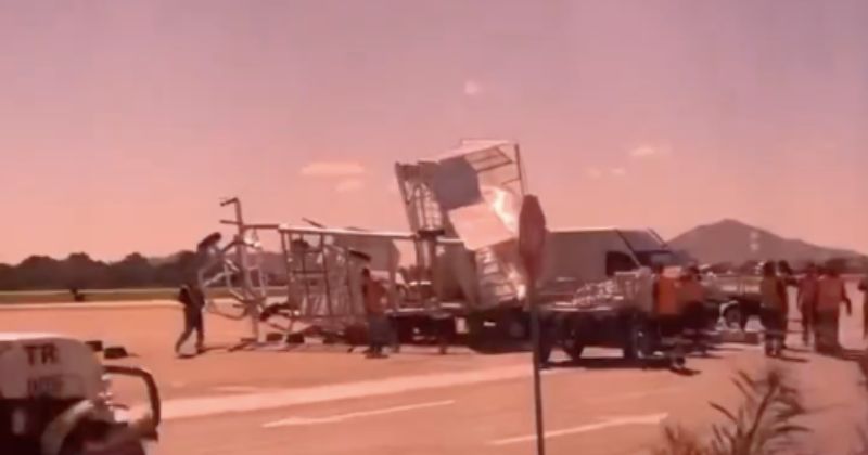 Ventania derruba escadas no aeroporto de Navegantes