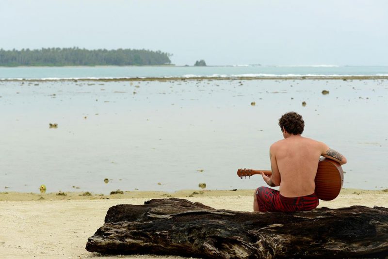 M&uacute;sico Vicente Piacentini ao viol&atilde;o, na beira mar – Foto: Divulga&ccedil;&atilde;o/ND