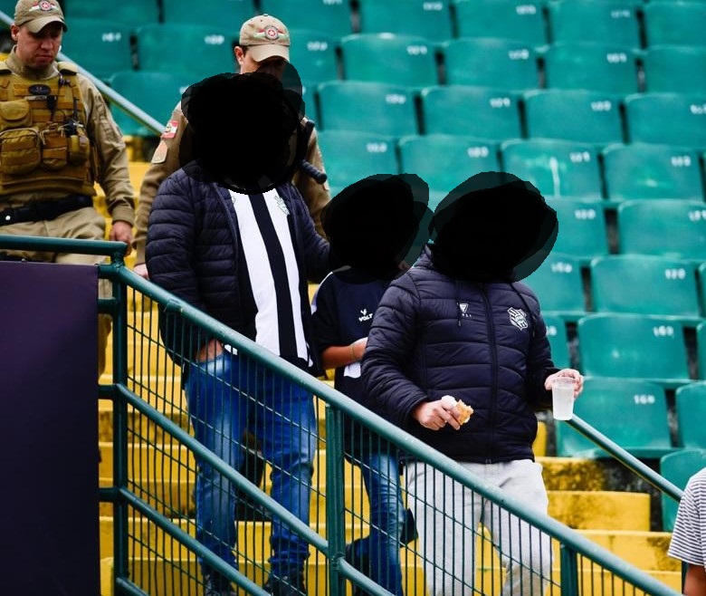 Agressores sendo encaminhados pela PM para registro de BO. – Foto: Divulga&ccedil;&atilde;o/ND