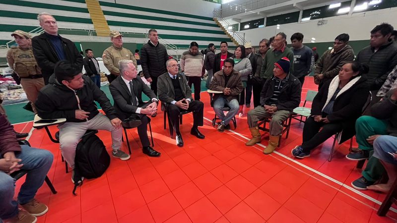 O secretário de segurança pública conversou com os indígenas desabrigados. 