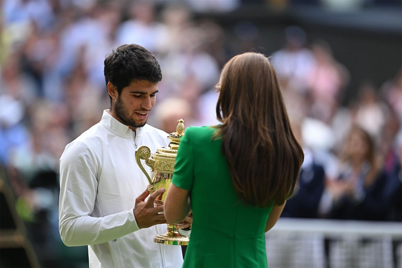 Em Wimbledon, Alcaraz supera Djokovic e é novo campeão do torneio