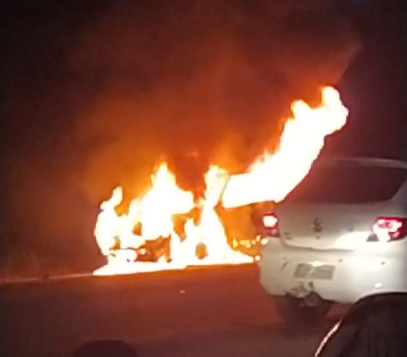 Bombeiros foram chamados para atender o caso próximo ao viaduto da Mafisa, na noite desta quinta-feira (27) - Foto: Redes Sociais/Divulgação/ND