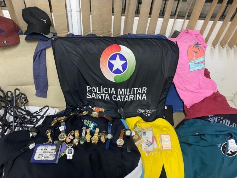 Dono de loja alvo de furto reconheceu os produtos, encontrados em carro abordado pela pol&iacute;cia nesta quarta-feira (5) – Foto: Pol&iacute;cia Militar/Divulga&ccedil;&atilde;o/ND
