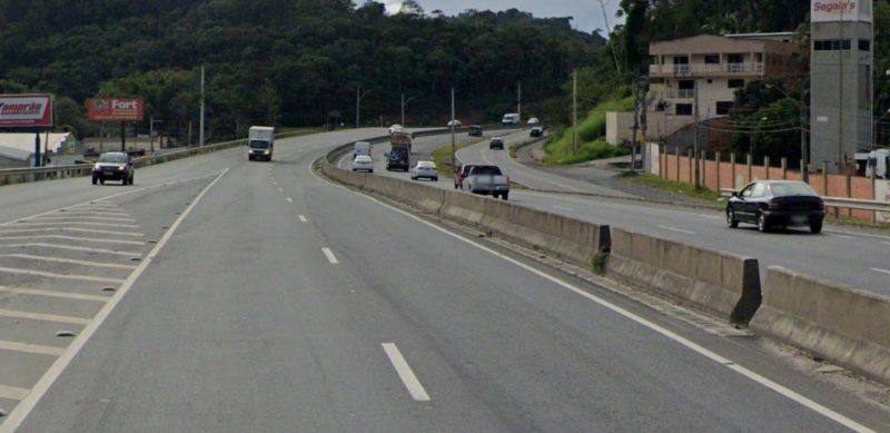 Carro Fiat Argo atingiu ciclista que foi socorrido pelos bombeiros com ferimentos graves nesta segunda-feira (24) – Foto: Google Street View/Divulga&ccedil;&atilde;o/ND