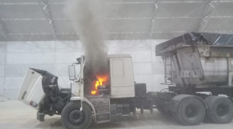 Funcion&aacute;rios do local tentaram conter chamas de caminh&atilde;o. – Foto: Divulga&ccedil;&atilde;o/HC Not&iacute;cias