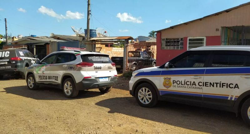 Corpo da cabeleireira foi achado ca&iacute;do no quintal de uma casa. – Foto: Lidiane Pagliosa/Arquivo/ND