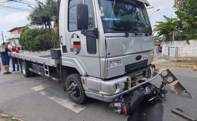 Acidente aconteceu no bairro Cordeiros – Foto: Reprodu&ccedil;&atilde;o/Itaja&iacute; Tr&acirc;nsito