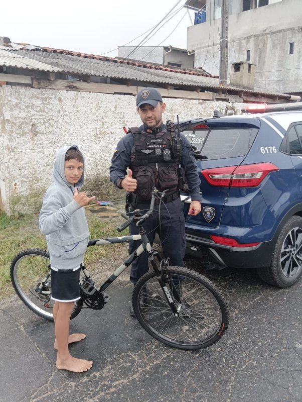 Bicicleta foi entregue para crian&ccedil;a – Foto: Reprodu&ccedil;&atilde;o/GM