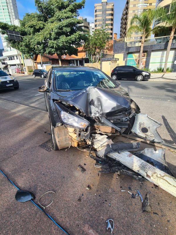 Homem acertou poste – Foto: Reprodu&ccedil;&atilde;o/Itaja&iacute; Tr&acirc;nsito