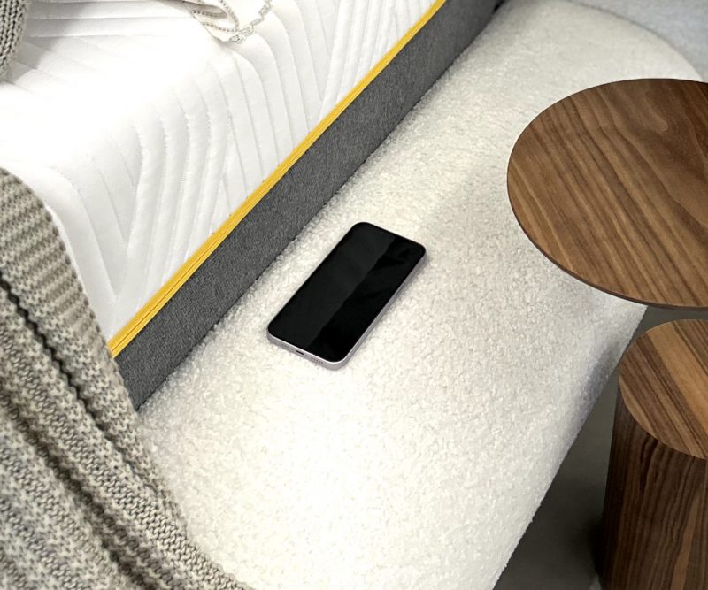 Cama com carregadores sem fio, embutidos ou com entradas USB – Foto: Arquitetura do Sono/Divulga&ccedil;&atilde;o