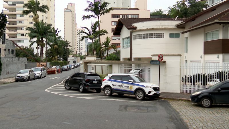 Roubo ocorreu em 25 de agosto, em uma casa na Rua Thomé Braga, no bairro Jardim Blumenau