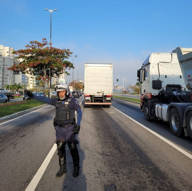 Caminh&atilde;o com problemas mec&acirc;nicos na avenida Beira-Mar Norte, em dire&ccedil;&atilde;o &agrave; ponte Colombo Salles. – Foto: GMF/Divulga&ccedil;&atilde;o/ND