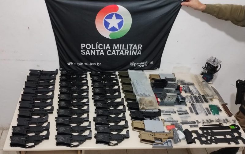 Diversas pe&ccedil;as para montagem de fuzil. – Foto: PMSC/Divulga&ccedil;&atilde;o/ND
