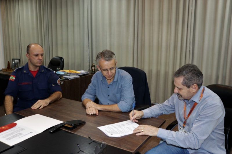 A parceria da Prefeitura com a corporação prevê a execucção dos serviços de prevenção, combate a sinistros, busca e salvamente de pessoas e bens 