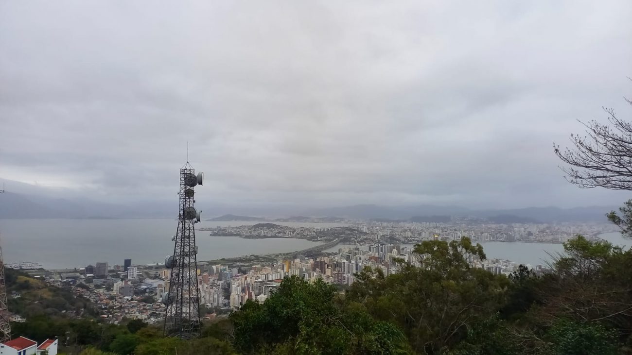No s&aacute;bado (25), a condi&ccedil;&atilde;o meteorol&oacute;gica &eacute; de tempo nublado na maioria das regi&otilde;es de Santa Catarina. – Foto: Luiz Fernando Dresch/ND