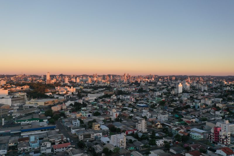 Imagem mostra anoitecer em Chapecó 
