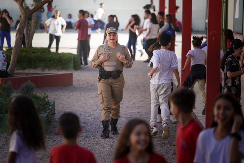 Cl&aacute;udia Fraga retorna a escola ap&oacute;s terminar carreira na ativa da PM – Foto: Ricardo Wolffenb&uuml;ttel/SECOM/ND