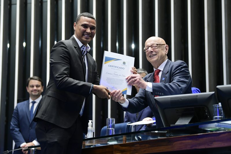 Entrega de certificado ao atleta com passagem marcante no Ava&iacute; Futebol Clube, Emerson Santos da Silva – Foto: Pedro Fran&ccedil;a/Ag&ecirc;ncia Senado/ND