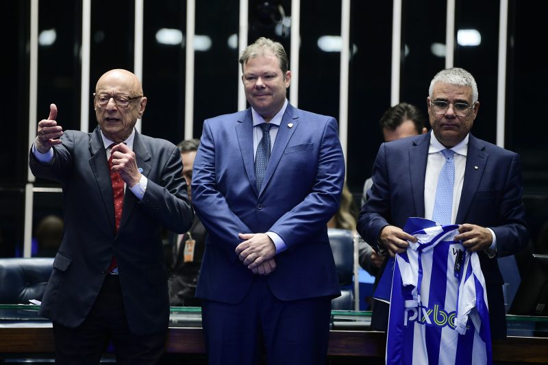 Presidente do Ava&iacute; Futebol Clube, J&uacute;lio C&eacute;sar Heerdt, homenageia com camisas do Ava&iacute; Futebol Clube o presidente e requerente desta sess&atilde;o, senador Esperidi&atilde;o Amin (PP-SC), o senador Eduardo Gir&atilde;o (Novo-CE) – Foto: Pedro Fran&ccedil;a/Ag&ecirc;ncia Senado/ND