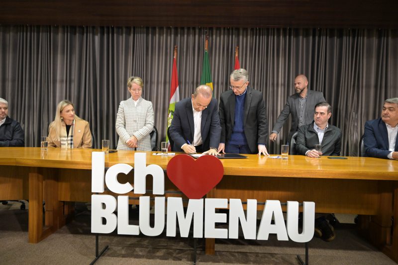 Governador de SC cumpriu agenda na cidade para assinar duas obras para Blumenau – Foto: Eduardo Valente/Reprodu&ccedil;&atilde;o/ND