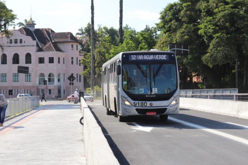 A imagem mostra um ônibus de Blumenau.