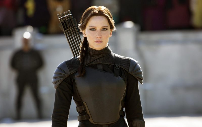 Mesmo com pouca idade, sendo mais uma menina do que uma mulher, Katniss é um símbolo de força feminina 