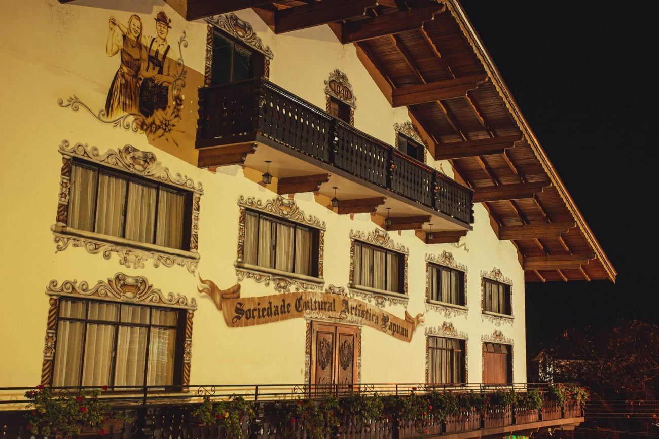 Prédio da Sociedade Cultural Artística em Treze Tílias todo ornamentado e com detalhes em madeira - Prefeitura Municipal de Treze Tílias/Divulgação