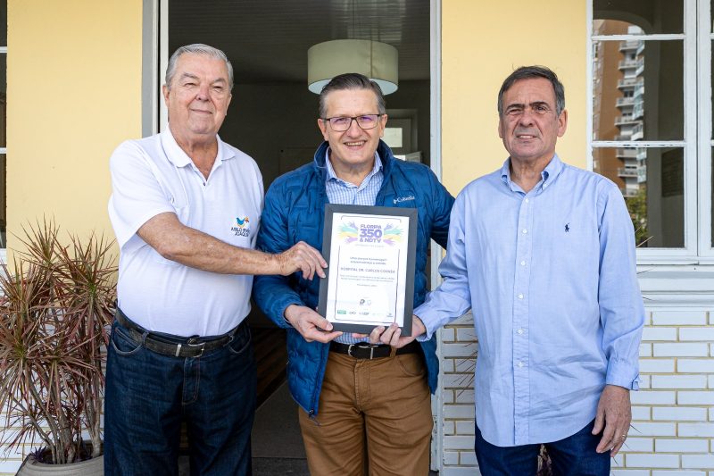 Diretor regional do Grupo ND, Roberto Bertolin (centro), entregou a placa ao presidente da associa&ccedil;&atilde;o, Hip&oacute;lito do Vale Pereira Neto (&agrave; dir.), e ao 1&deg; vice-presidente, Vitor Warken Filho (&agrave; esq.) – Foto: LEO MUNHOZ/ND