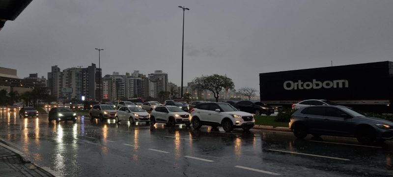 Chuva forte deixa Florianópolis com caos no trânsito 