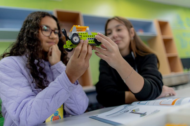 A robótica contribui com o desenvolvimento, já que tem forte ligação com a tecnologia