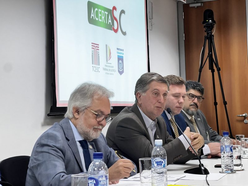 Jo&atilde;o Henrique Blasi, presidente do TJSC. e o prefeito Top&aacute;zio Neto no lan&ccedil;amento do Acerta SC – Foto: Pedro Perez/Divulga&ccedil;&atilde;o/ND