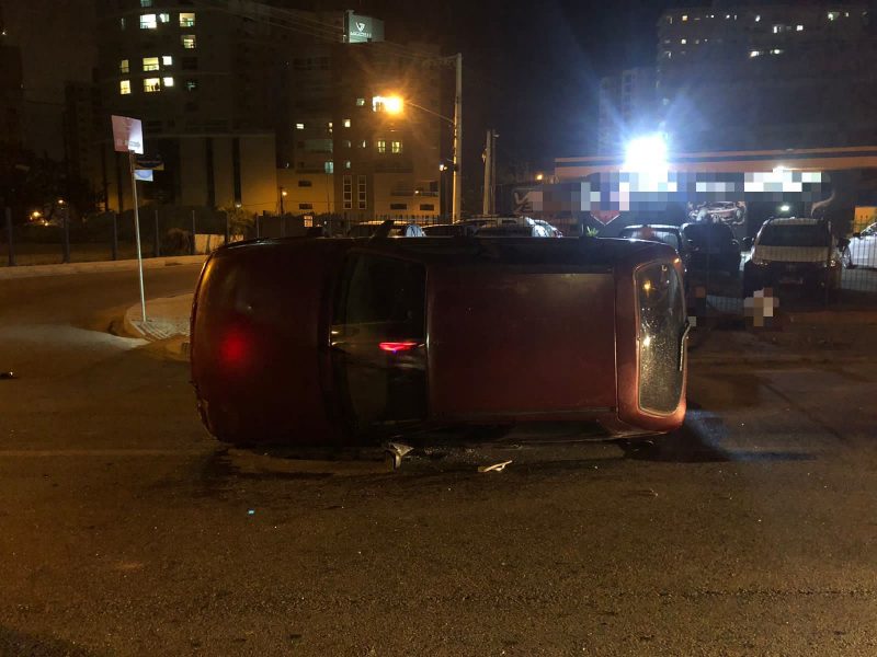 Carro acertou loja de ve&iacute;culos na fuga – Foto: Reprodu&ccedil;&atilde;o/Pol&iacute;cia Militar