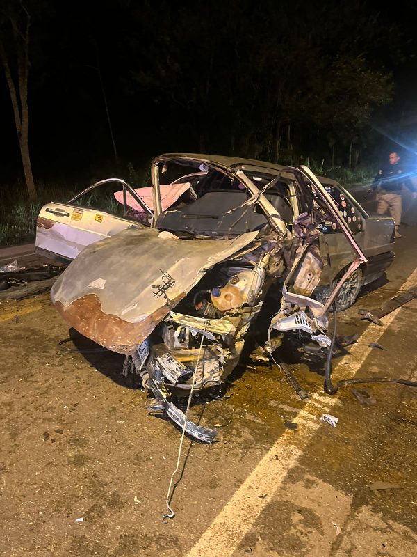 Um dos motoristas ficou preso às ferragens após o acidente 