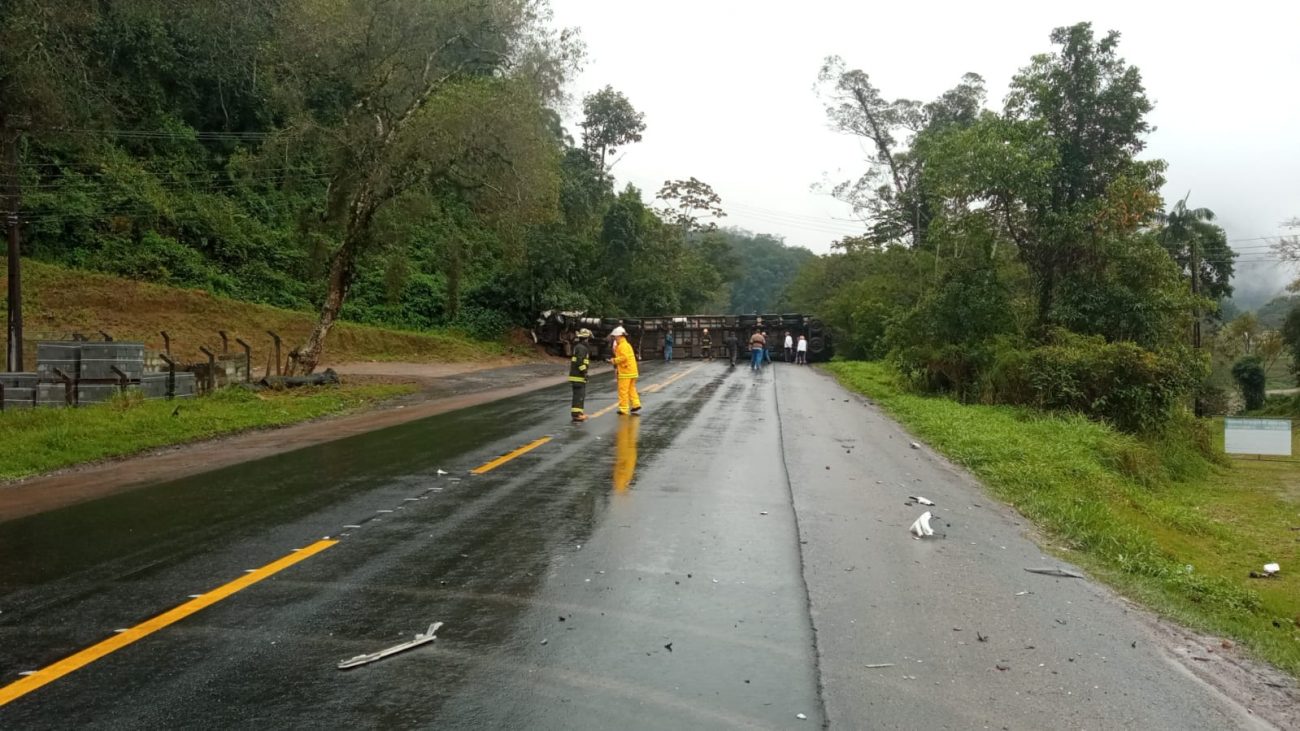 Grave Acidente Entre Carro E Carreta Deixa Uma Pessoa Morta E Interdita ...