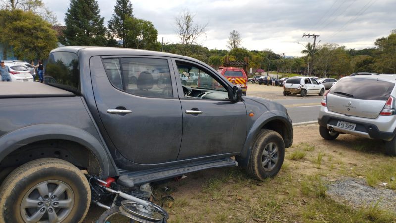 Com o impacto da colisão, a motocicleta ficou preso debaixo de outro veículo 