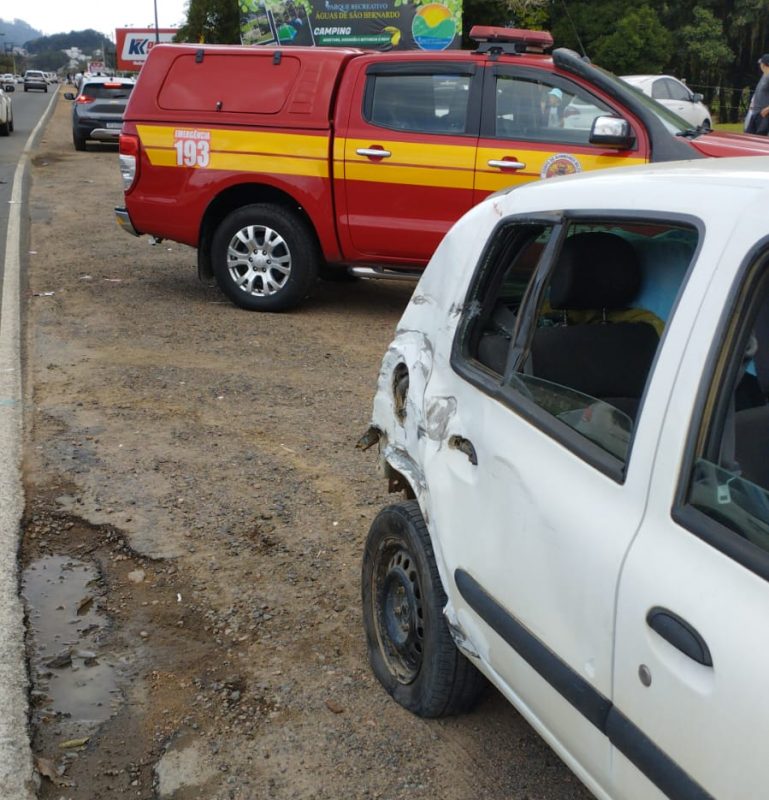 Com o impacto da colisão, a motocicleta ficou preso debaixo de outro veículo 