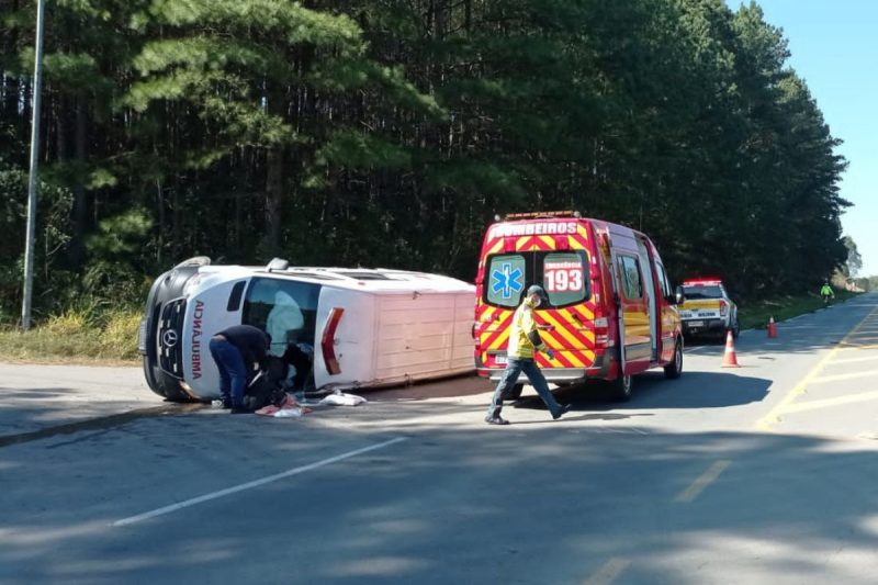 Foi necess&aacute;rio quebrar o para-brisa do ve&iacute;culo para socorrer o motorista – Foto: Internet/Reprodu&ccedil;&atilde;o/ND