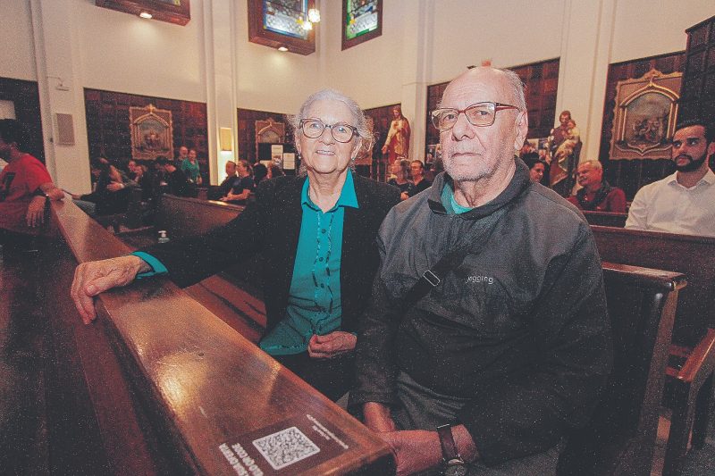 Aniversariante Ana Luiza e Nelson Peres ficam encantados com apresenta&ccedil;&atilde;o: um presente – Foto: LEO MUNHOZ/ND