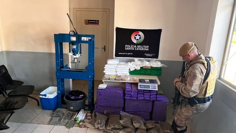 As drogas apreendidas foram entregues na delegacia pela polícia 