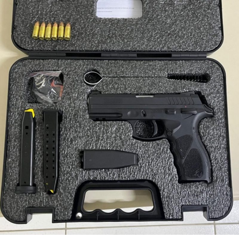 Dono de pizzaria teve arma apreendida após uma briga familiar neste sábado (12) - Foto: Reprodução/ND